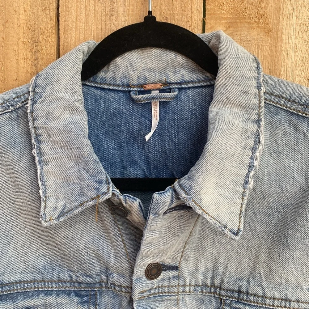 Free People M/L Denim Jean Jacket Pink Paisley Embroidered Back Panel Light Wash - Picture 6 of 8